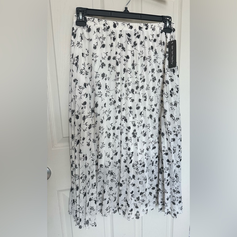 See you Monday Midi Pleated skirt white with black floral size M